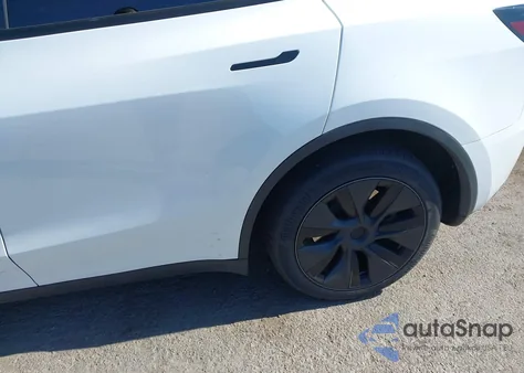 2024 Tesla Model Y Long Range Dual Motor All-Wheel Drive z USA, uszkodzony, nr VIN 7SAYGDEE0RF160178